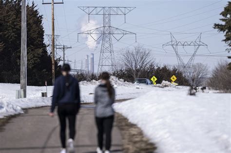 Minnesota nuclear plant shuts down for leak; residents worry